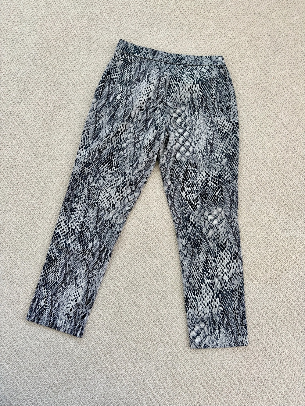 Susan Graver Weekend Black and White Snake Print Pants XS Petite